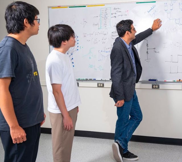 photo of undergrads in the classroom
