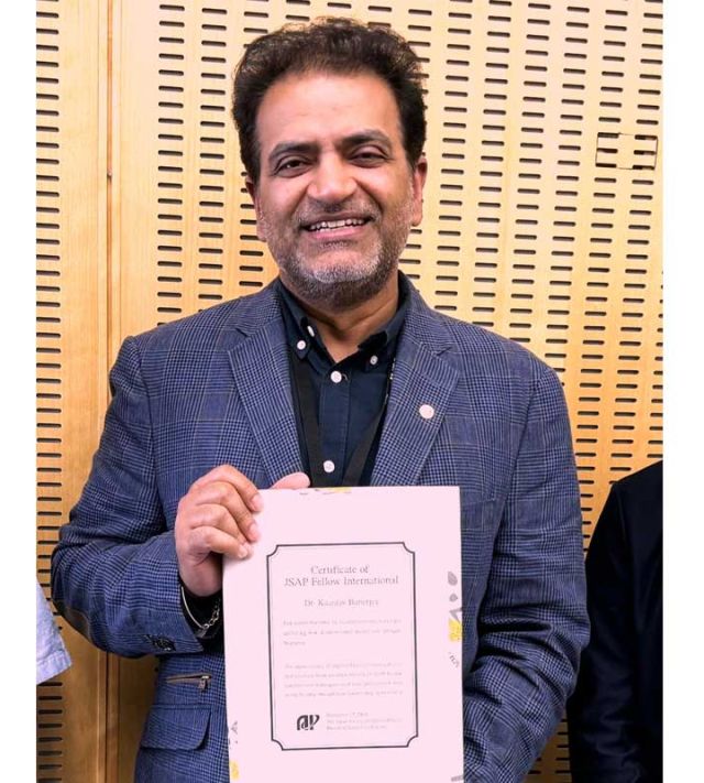 photo of kaustav banerjee w/ award