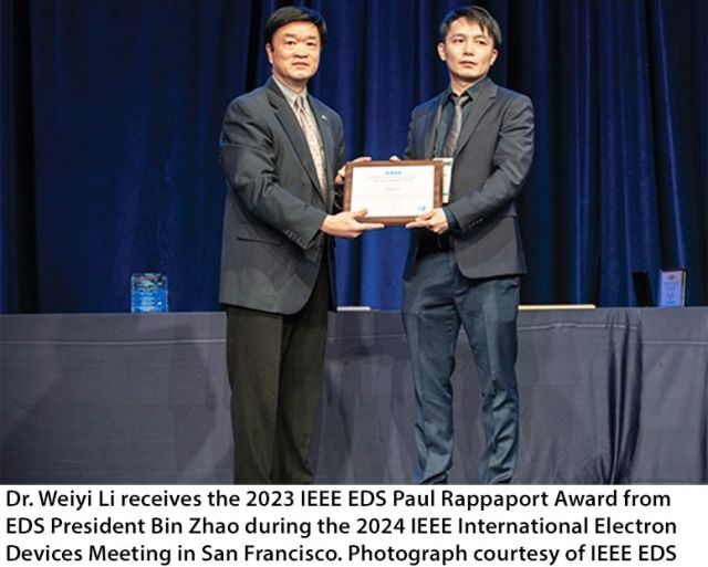 photo of Li receiving award