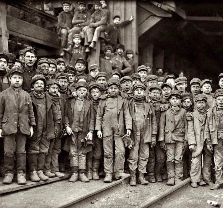 Boys working in a coal mine, 1911