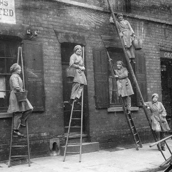 Women window cleaners, London, 1917