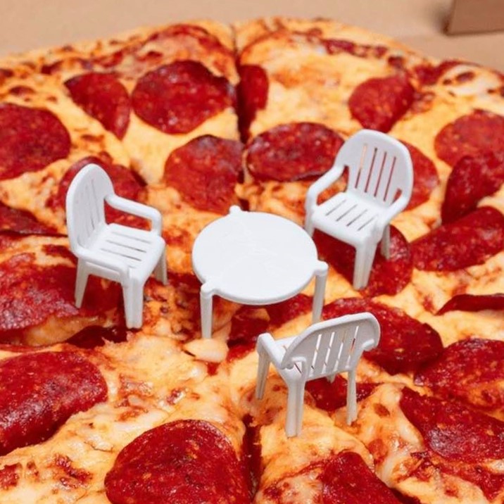 Pizzeria augments the 'table' at the center of pizza boxes with chairs!