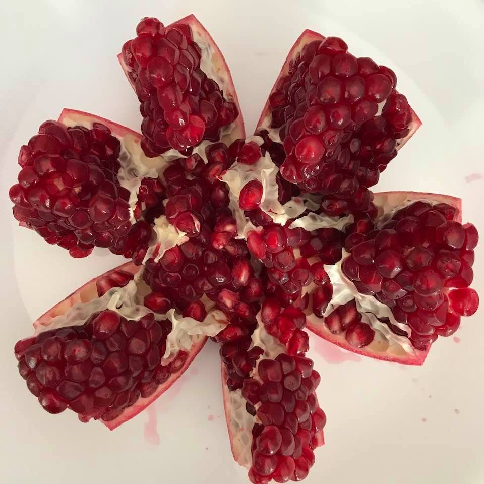 Pomegranate successfully cut according to the method of instructional video