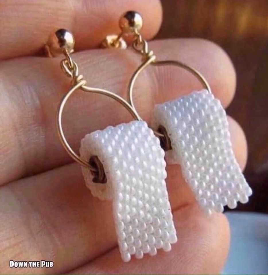 Commemorative jewelry for 2020: Toilet-paper earrings