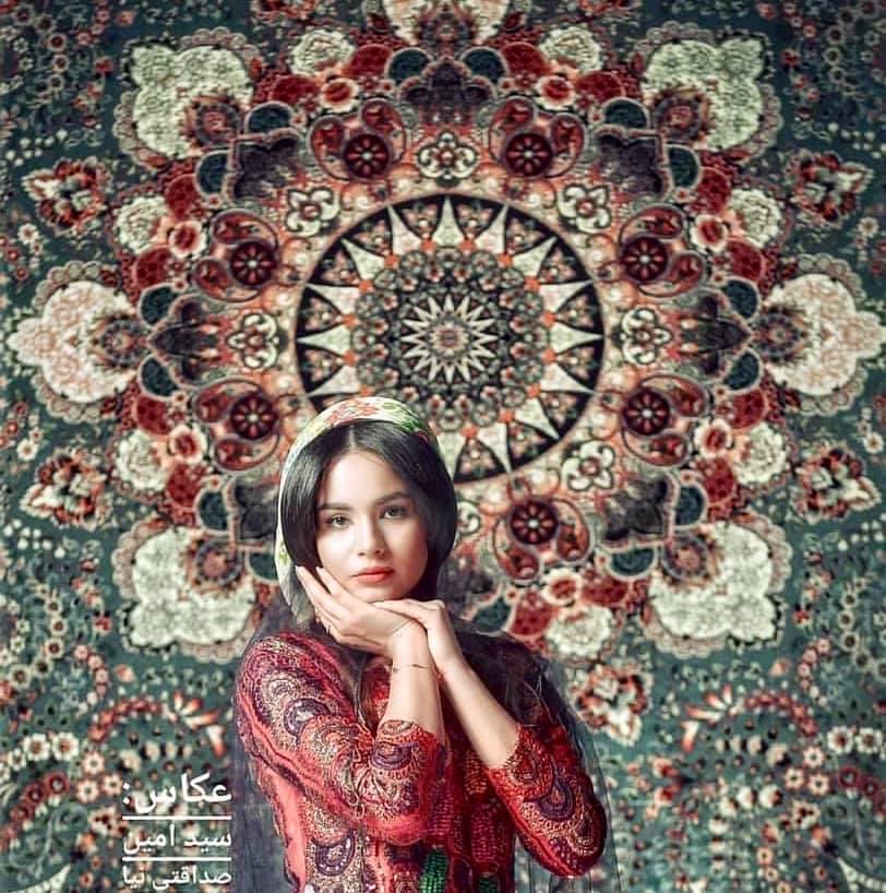 Iranian woman in traditional clothes, photographed by Amin Sedaghaty in front of Persian rugs: Photo 1
