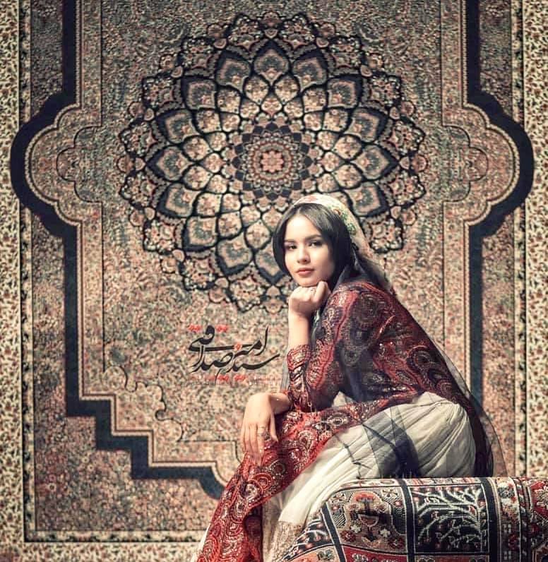 Iranian woman in traditional clothes, photographed by Amin Sedaghaty in front of Persian rugs: Photo 2