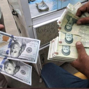 Exchanging Khomeinis for Ben Franklins: Iranian currency continues its decline