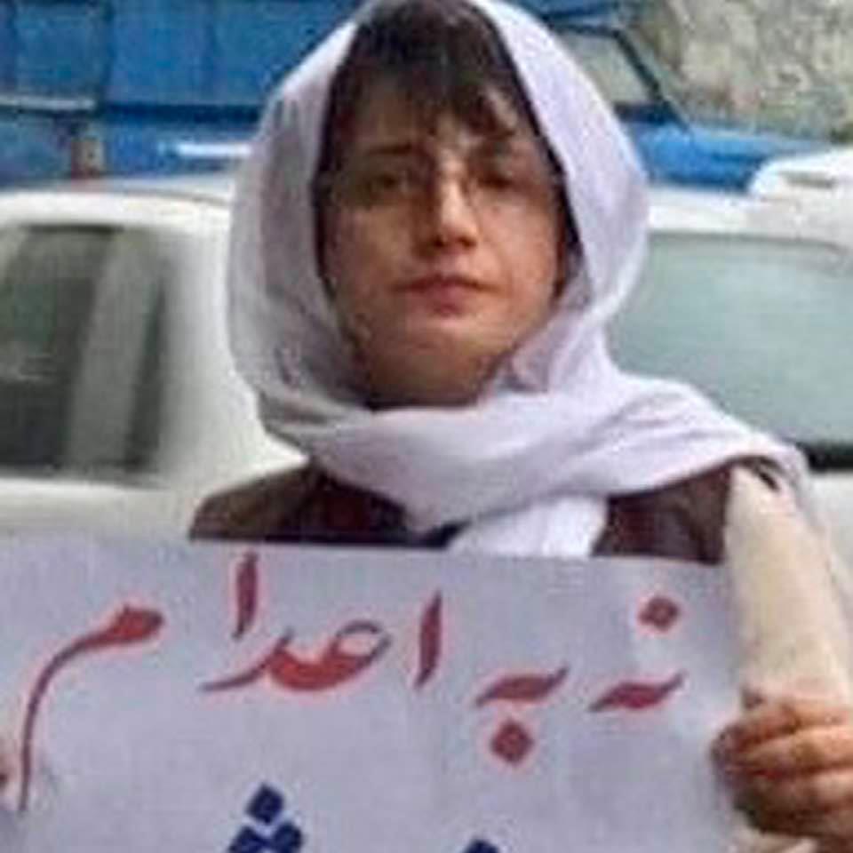 Undated photo of Nasrin Sotoudeh, holding a sign reading 'No to Execution'