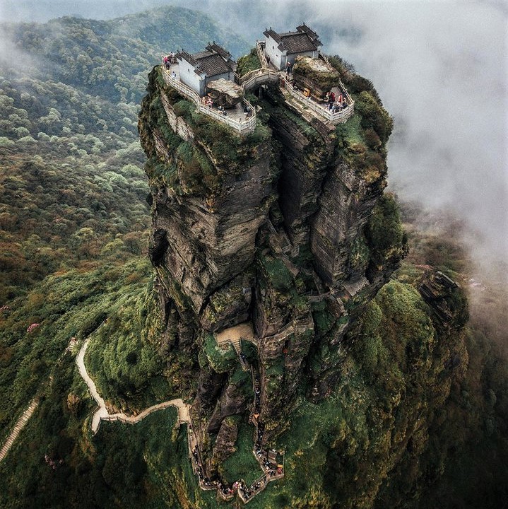 Mount Fanjing in China: Pay attention to the path for getting to the top!