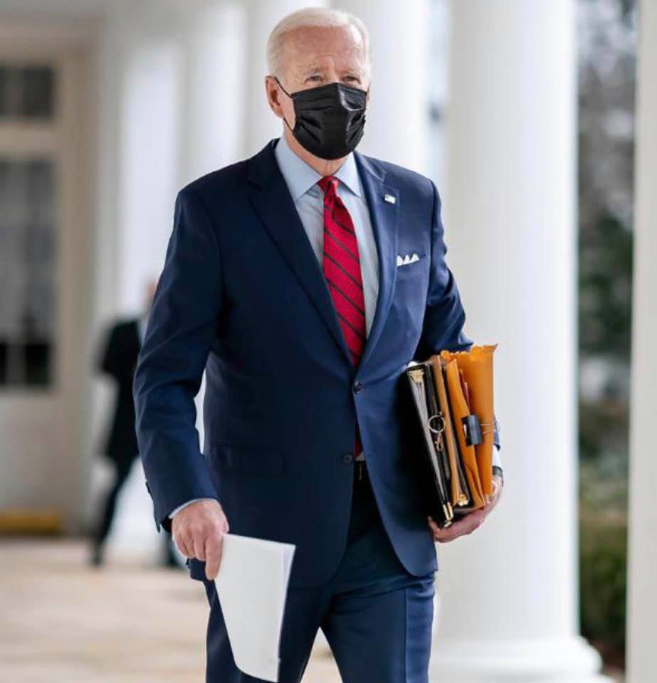 Hey, President Biden is carrying files and papers: I had forgotten that presidents do that!