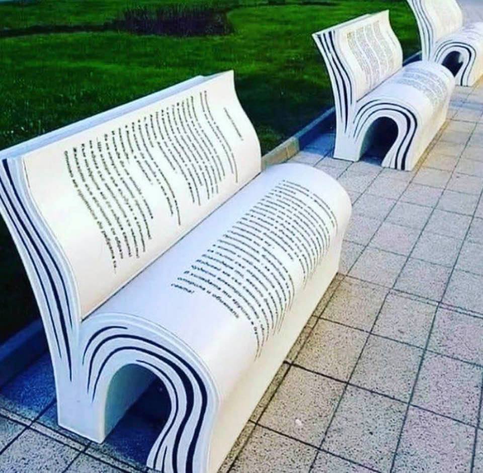 Park-bench design for avid book readers