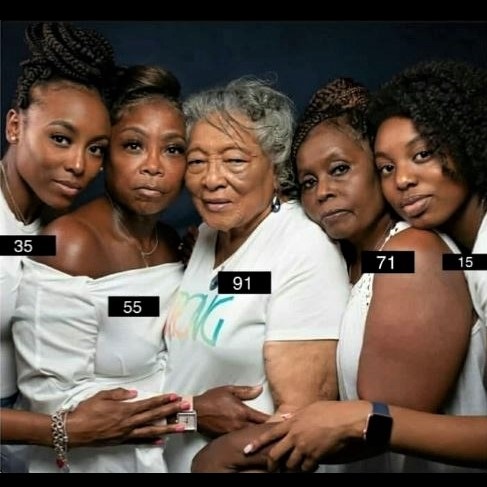 Lucky 15-year-old takes a photo with 4 generations of women before her