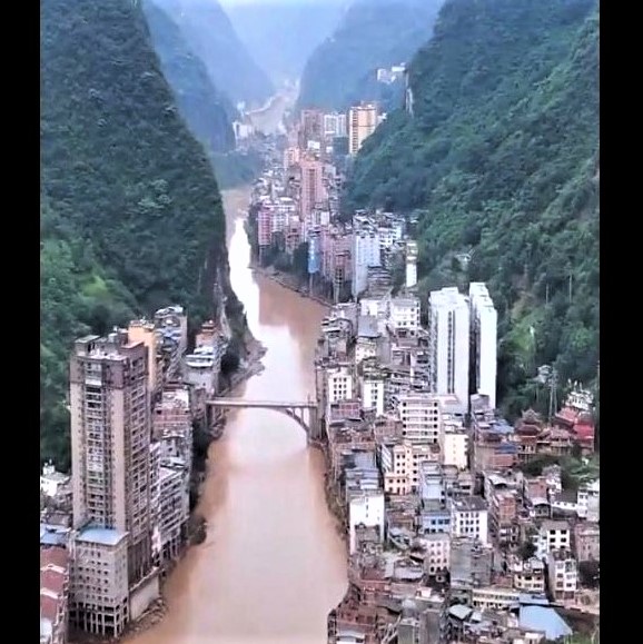 Zhaotong City: The narrowest city in the world, built along the sheer cliffs of the Guanhe River Gorge in China
