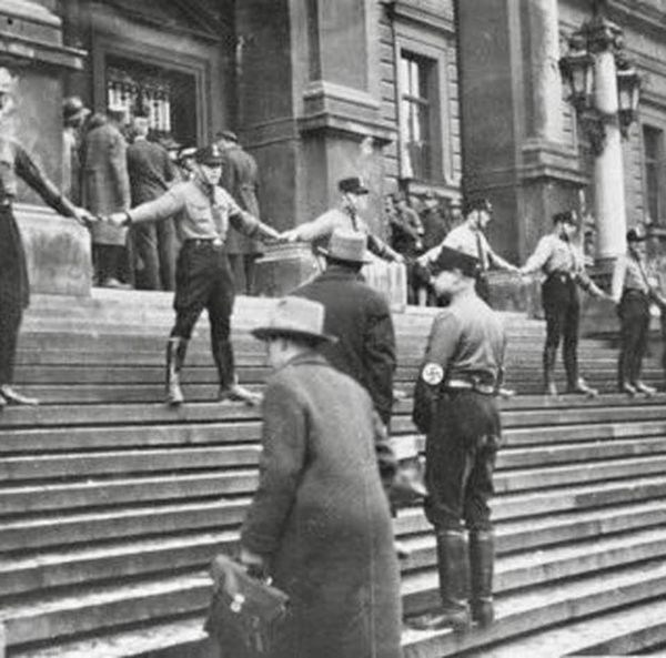 History repeats itself: The Nazis preventing Jews from entering Vienna University in 1939
